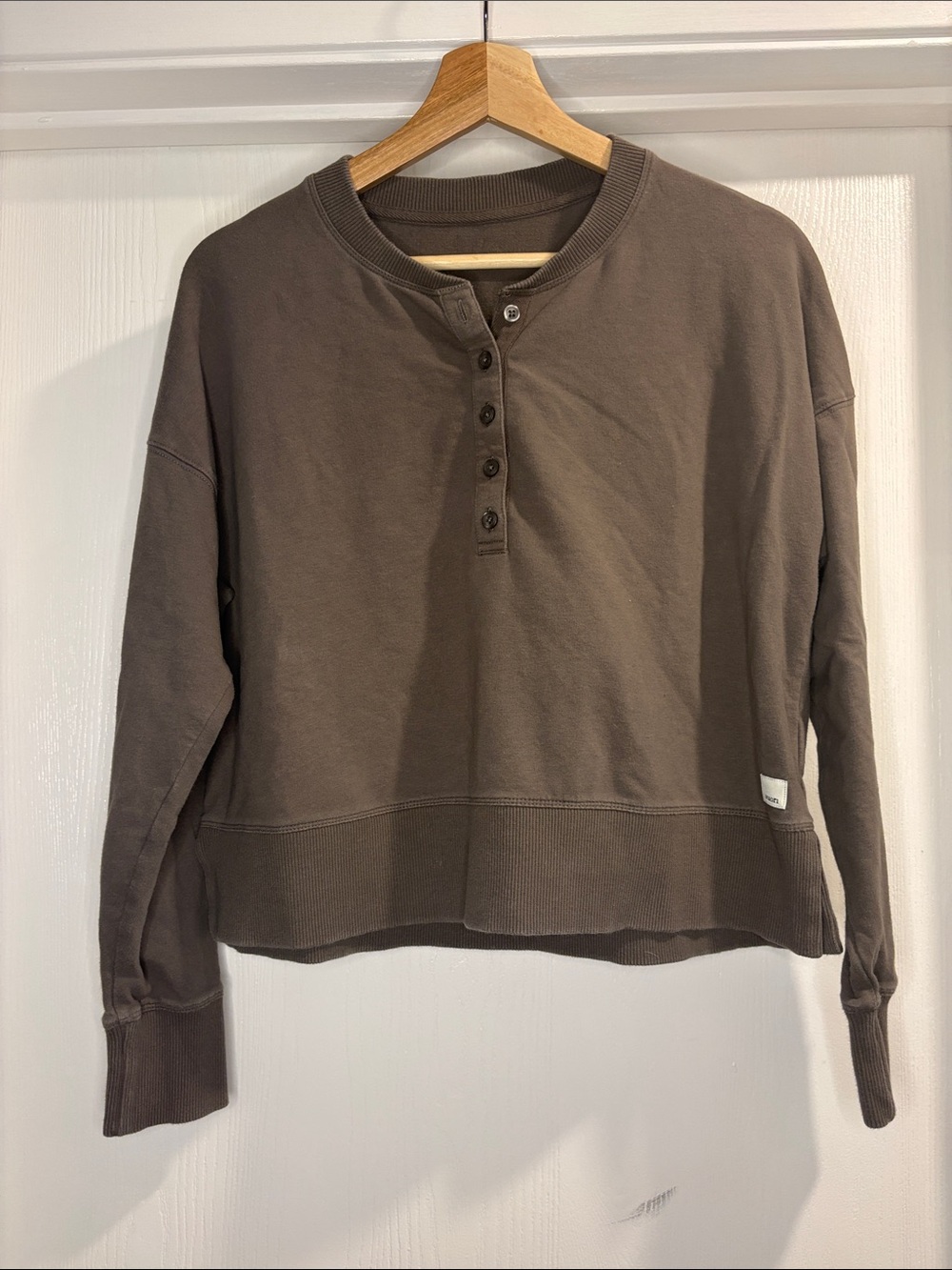 Vuori Cropped Henley Sweatshirt in Taupe. Size S